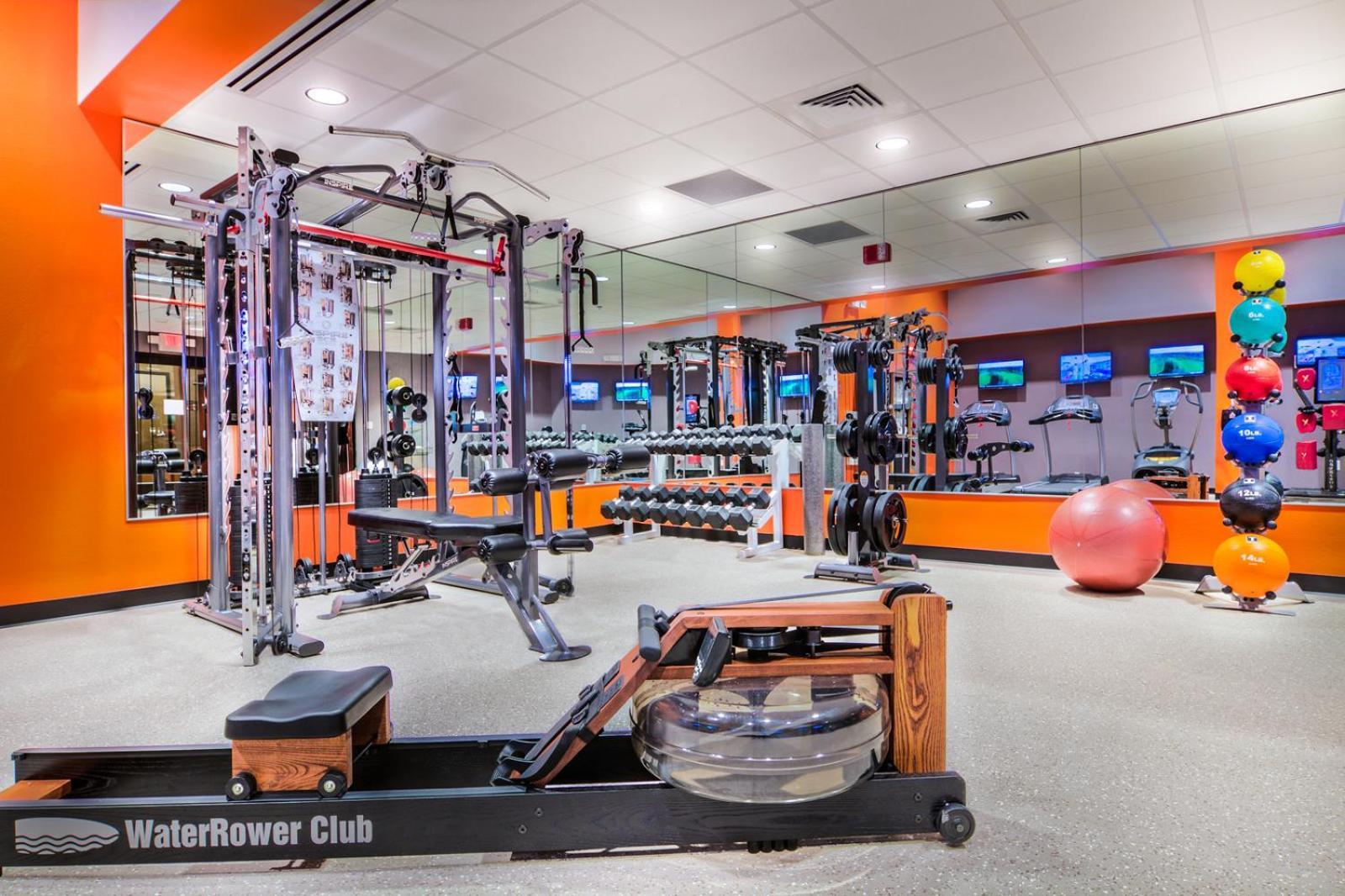 The Grand Hotel At The Grand Canyon Tusayan Dış mekan fotoğraf The photo shows a modern gym environment. In the foreground, there is a water rower machine, which uses water resistance for rowing exercises. Surrounding it are various strength training equipment, including a multi-functional weight machine and sev
