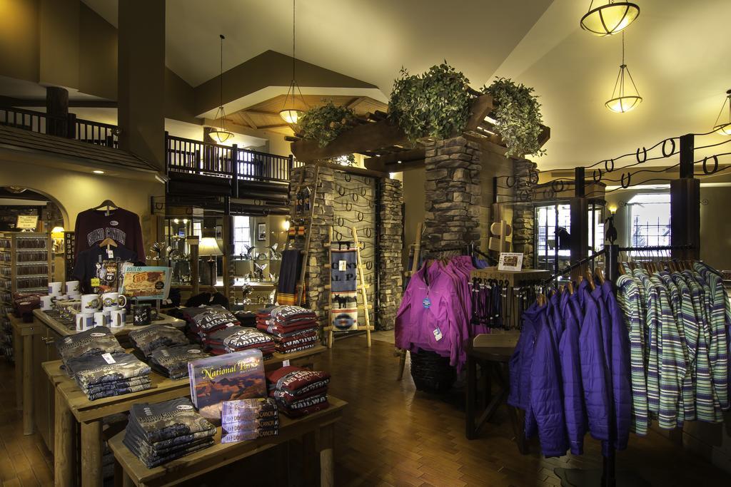The Grand Hotel At The Grand Canyon Tusayan Dış mekan fotoğraf The interior of the gift shop at the Grand Canyon Visitor Center